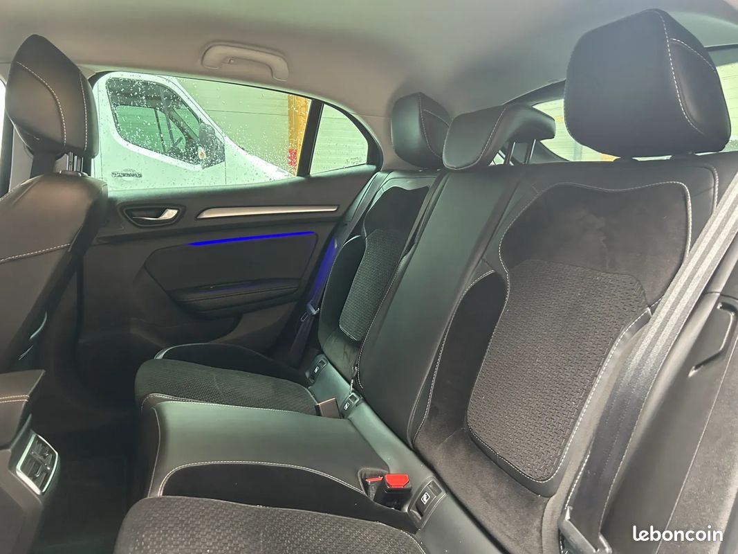 RENAULT Megane 1.3 140ch INTENS - 2020 - CarPlay - Boîte auto - Attelage - Caméra De Recul - Régulateur - Lumière D'Ambiance - Carte Main Libre (image 35)