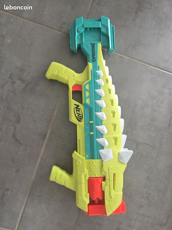 Nerf DinoSquad Armorstrike – Pistolet à Fléchettes 8 Coups – Barillet Rotatif – Design Ankylosaure – 16 Fléchettes Elite