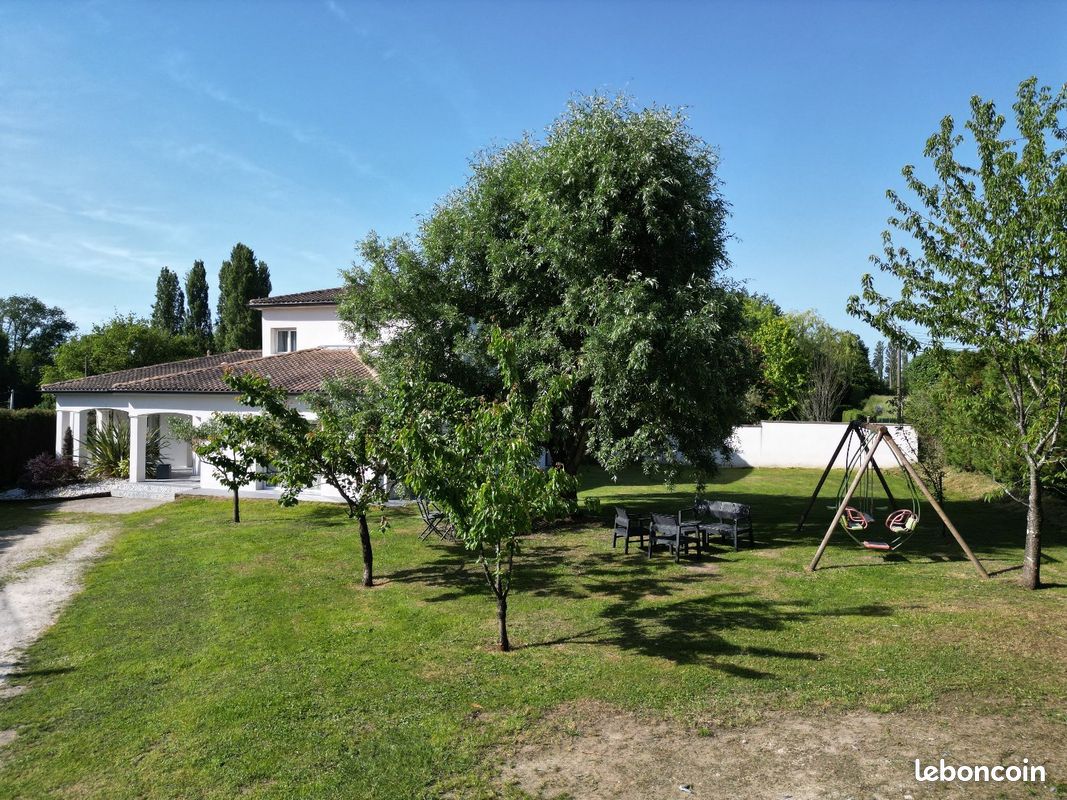 Maison 8 pièces 230 m² · à Galgon · 230 m² · 379 000 €
