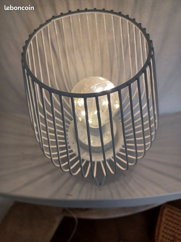 Lampe sans fil en métal blanc (image 6)