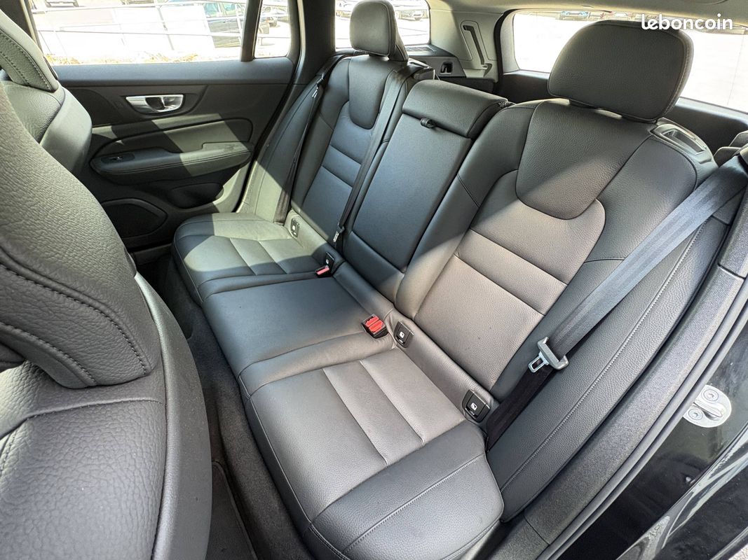 VOLVO V60 Micro hybride essence B4 197 ch DCT7 Ultra Style Dark (image 15)