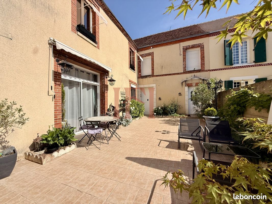 Maison 14 pièces 468 m² · à Cloyes-les-Trois-Rivières · 468 m² · 553 350 €