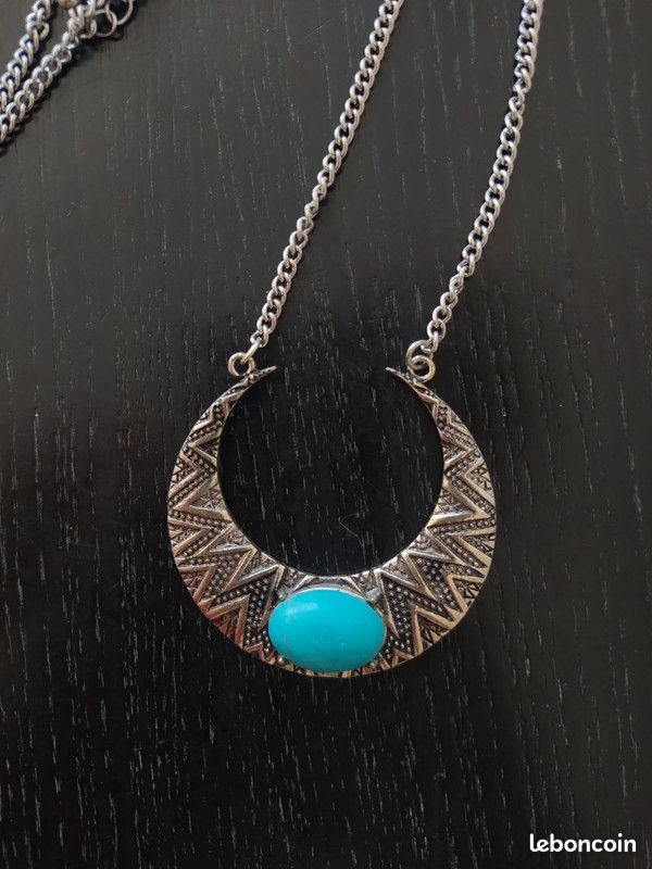 Collier bohème gros pendentif forme de lune avec motif et pierre