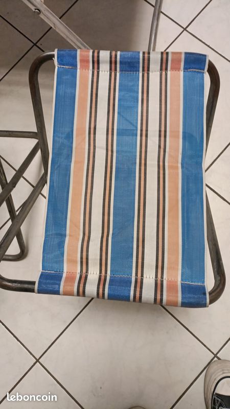 Lot de camping vintage : 1 fauteuil pliant + 2 tabourets (image 2)