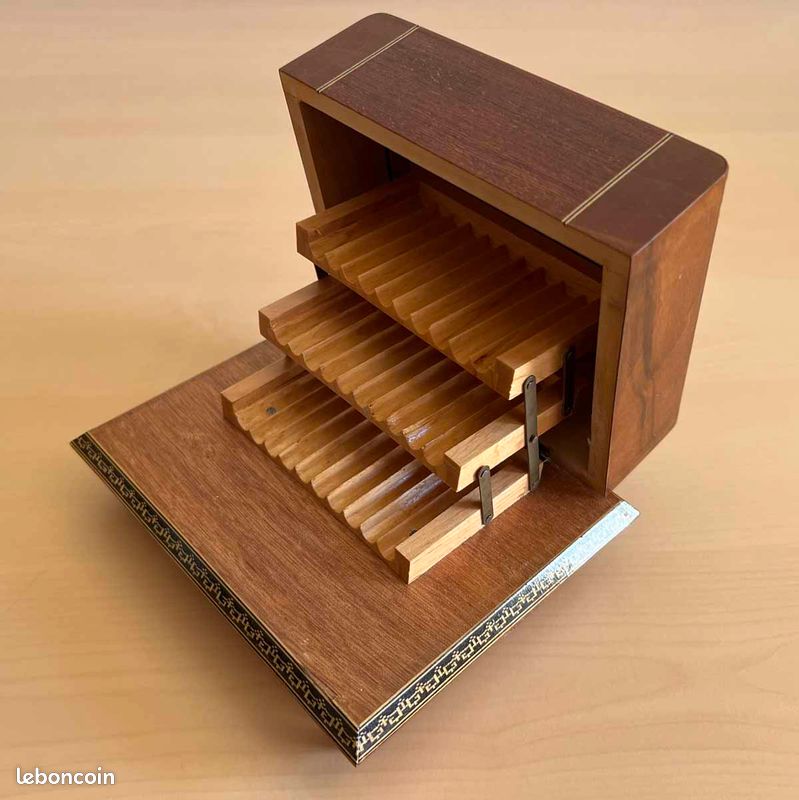 Coffret a cigarettes musical marqueté, en bois de rose et palissandre début du XXème siècle (image 4)