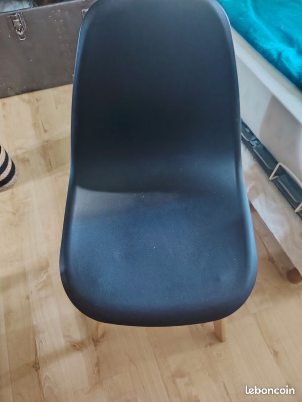 Lot de trois chaises scandinaves (image 1)