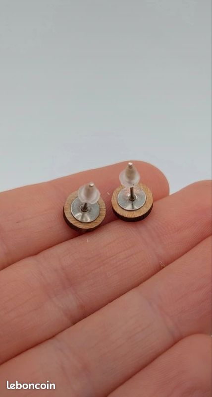 Puces d'oreilles en bois, symbole breton triskel Montres Bijoux