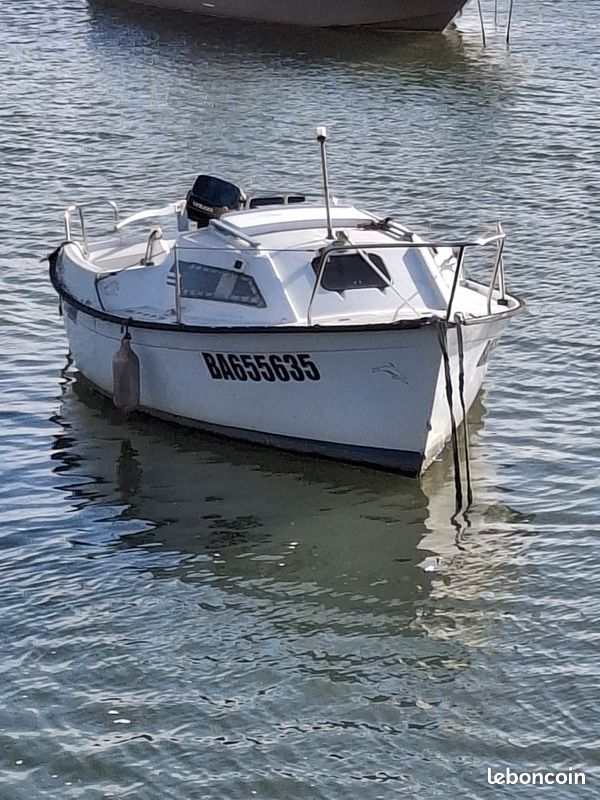 Bateau moteur beneteau (image 1)