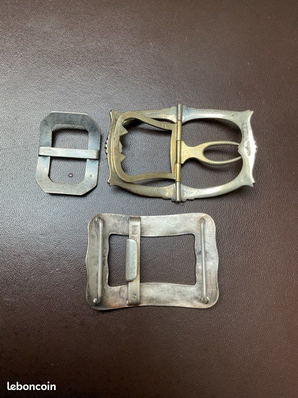 Ancienne Boucle De Ceinture De Commode Galion ADV. SERV. 111915 - Plastique, état Proche Du Neuf
