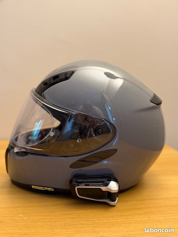 Shoei GT-Air Gris – Très Bon État – Option Cardo Packtalk Bold Vends casque Shoei GT-Air gris brillant en très bon état. Casque premium très confortable, silencieux et idéal pour touring, BMW GS, au (image 1)