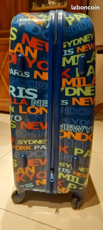 VALISE/ soute 68 cm à coque bleu-nuit aux multiples noms de villes