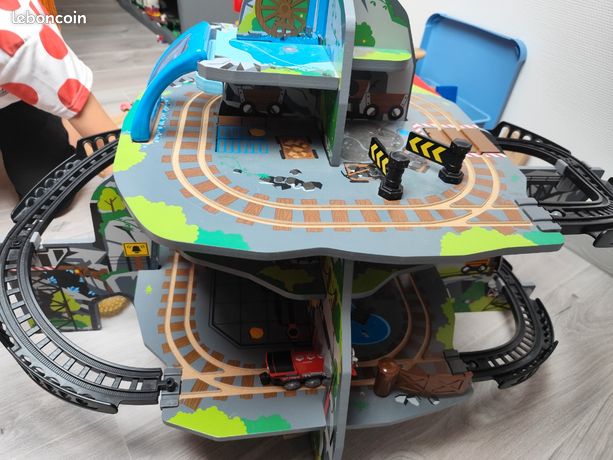 Hape Grande Montagne Minière Circuit Train Bois 32 Pièces - 3 Niveaux Grue Pont Tunnels - Dès 3 Ans