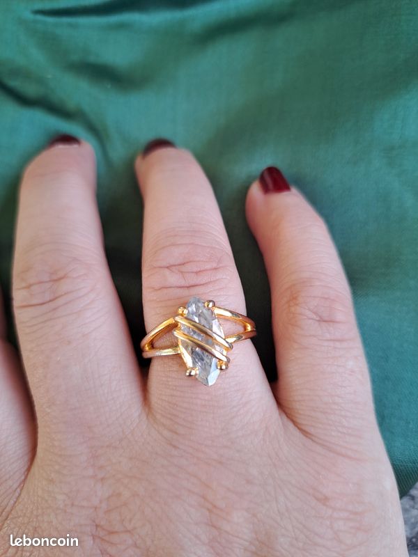 Bague dorée pierre blanche (image 2)