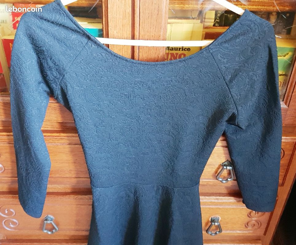 Robe noir pull & bear avec un croisement dans le dos taille 34 (image 2)