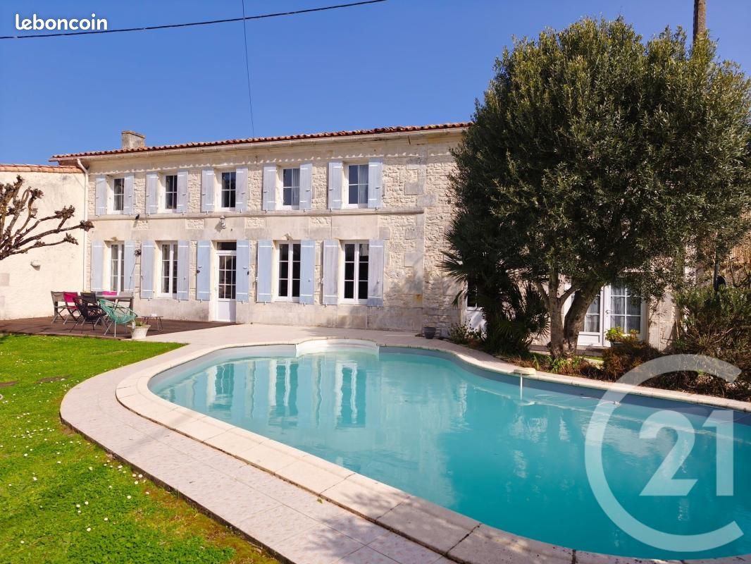 Maison 6 pièces 240 m² · au Chay · 240 m² · 439 000 €