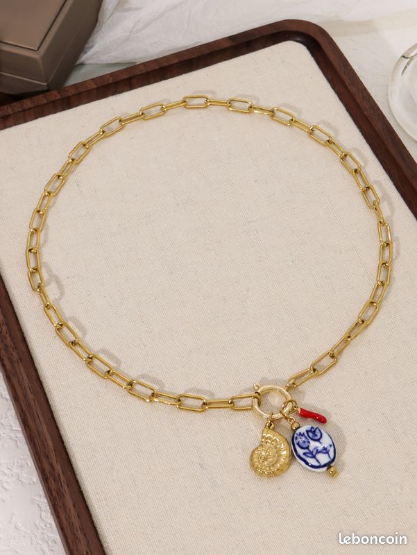 Collier Chaîne Dorée Avec Médaillons Céramique, Corne Rouge Et Coquillage - Neuf Avec étiquettes