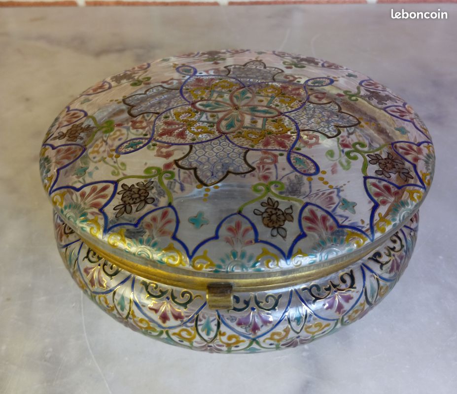 Bonbonnière ancienne en verre émaillé orientaliste – XIXe siècle (image 1)