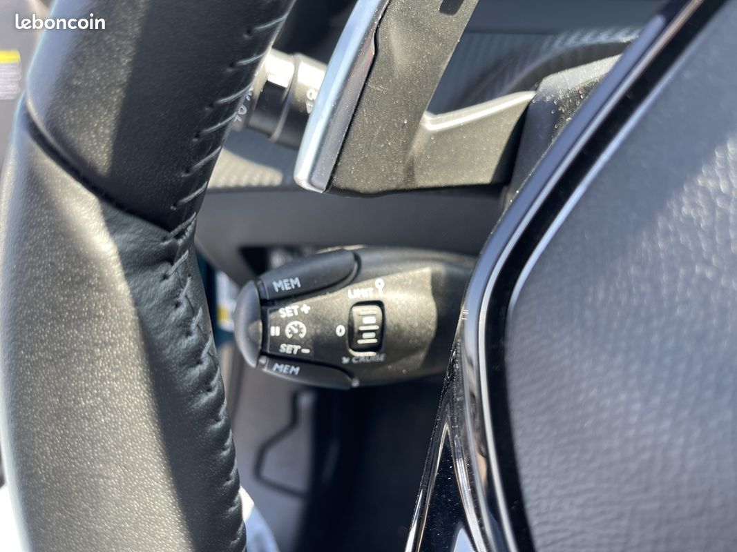 Peugeot 2008 1.2 HYBRID 145CH ALLURE E-DCS6 (image 19)