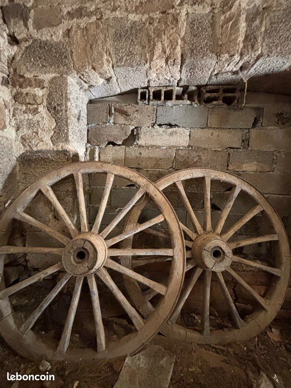 Deux anciennes roues de charrette en bois (image 1)