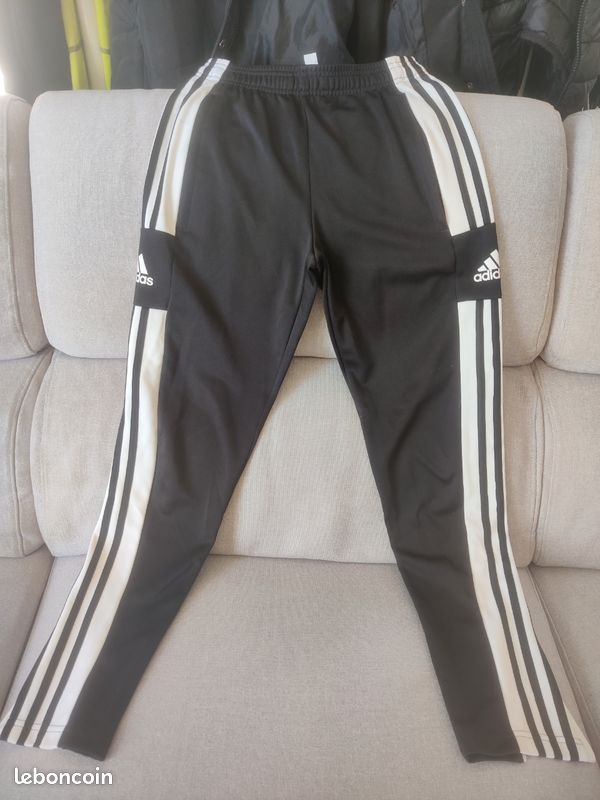 Bas de survêtement - Adidas - taille XS

Taille élastique à cordon de serrage.
Piqué 100 % polyester recyclé.
AEROREADY.
Poches latérales zippées.

Très bon état (image 2)