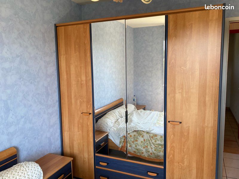Armoire en bois avec miroir (image 1)