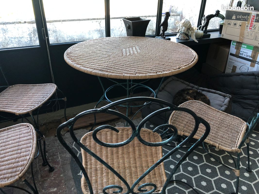 Table ronde et ses 4 chaises (image 2)