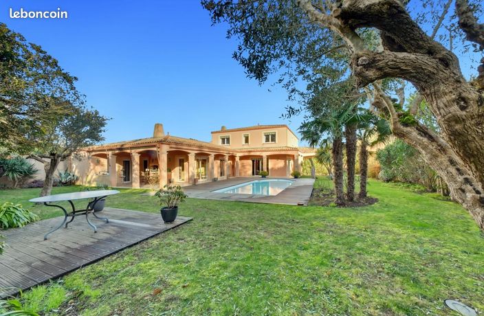 Villa 6 pièces 261 m²