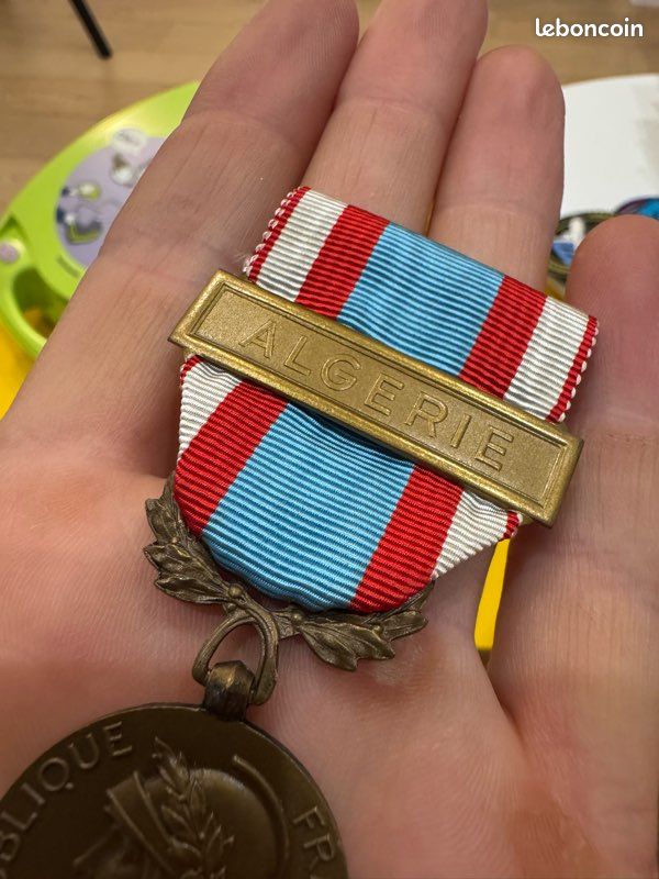 MÉDAILLE COMMÉMORATIVE D'AFRIQUE du Nord en bronze avec barrette