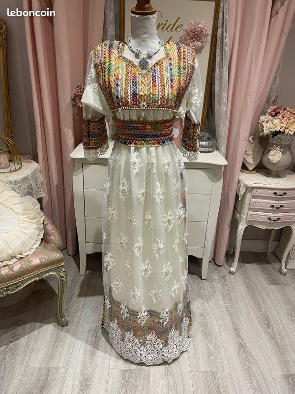 Robe kabyle blanche perlée en dentelle Vêtements