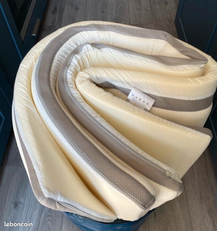 Surmatelas bultex, 140 X 200 cm, 5 cm d'épaisseur, ayant servi 3 mois (image 1)