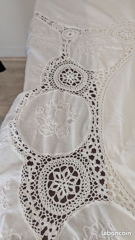 Belle nappe ronde en dentelle dimension 66 pouces diamètre
