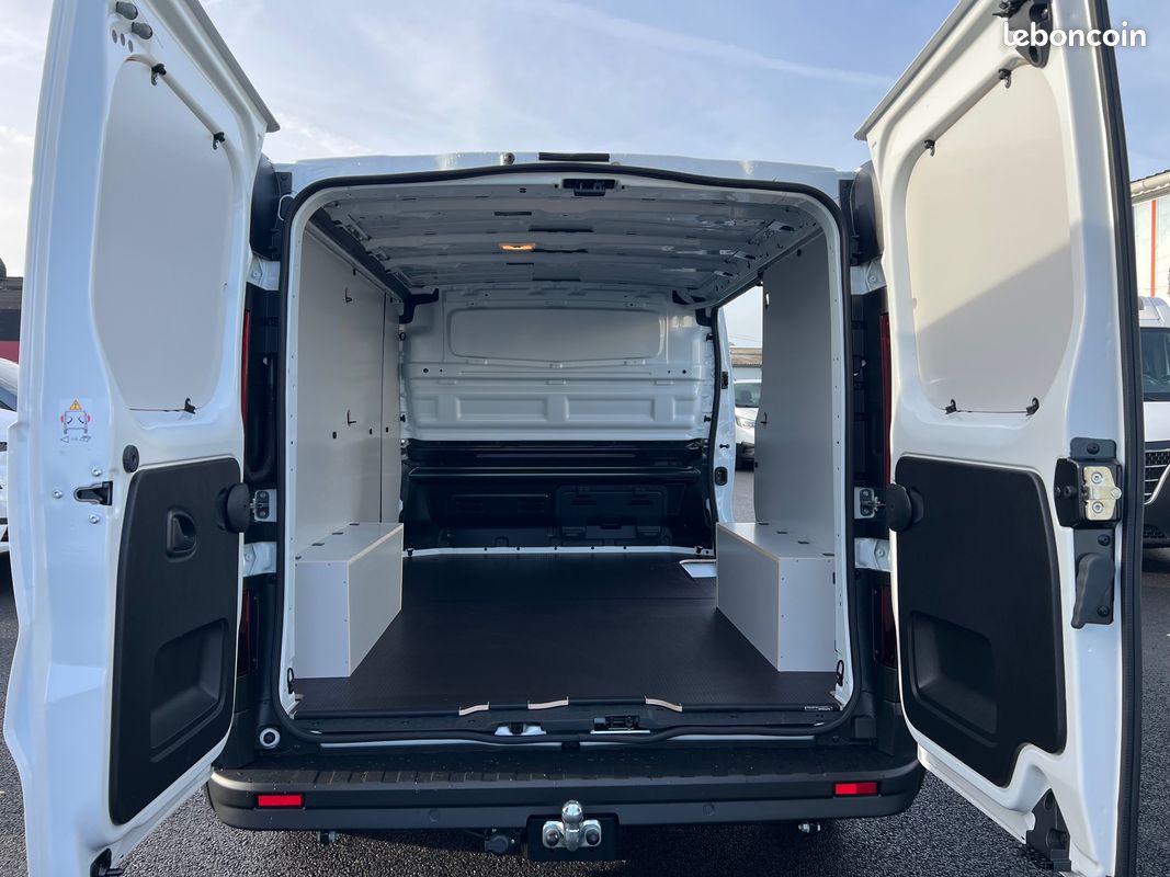 26600 ht L1H1 130 cv Carplay + Attelage + Kit Bois (image 2)