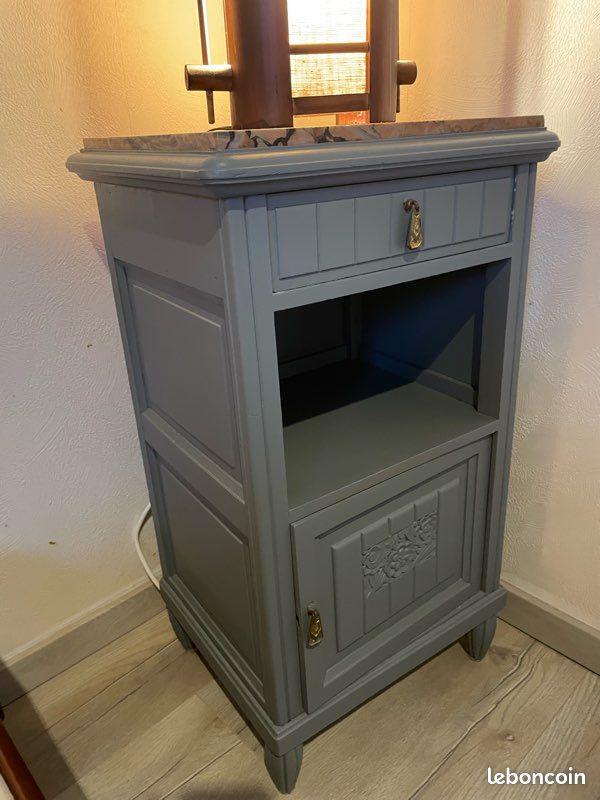 À vendre chevet style Louis XVI . Forme droite, sobre,de couleur gris bleu,avec des cannelures sobres.76 cm de hauteur, largeur 41cm, profondeur 36cm (image 3)