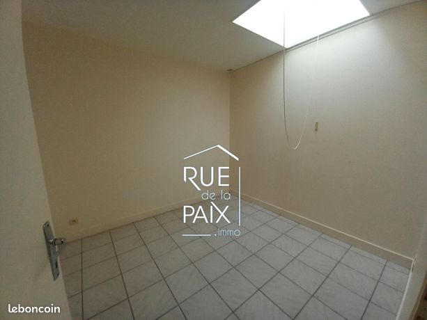 https://img.leboncoin.fr/api/v1/lbcpb1/images/aa/55/f2/aa55f257ed8ed465763e7728760f934c3c0e661f.jpg?rule=ad-image