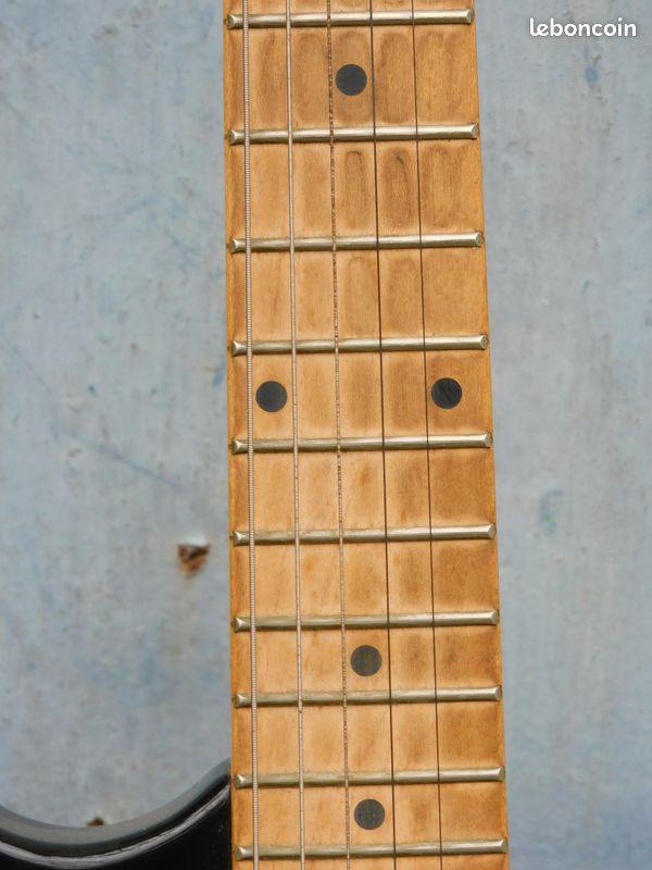 Guitare électrique de marque Silvertone de type stratocaster (image 5)