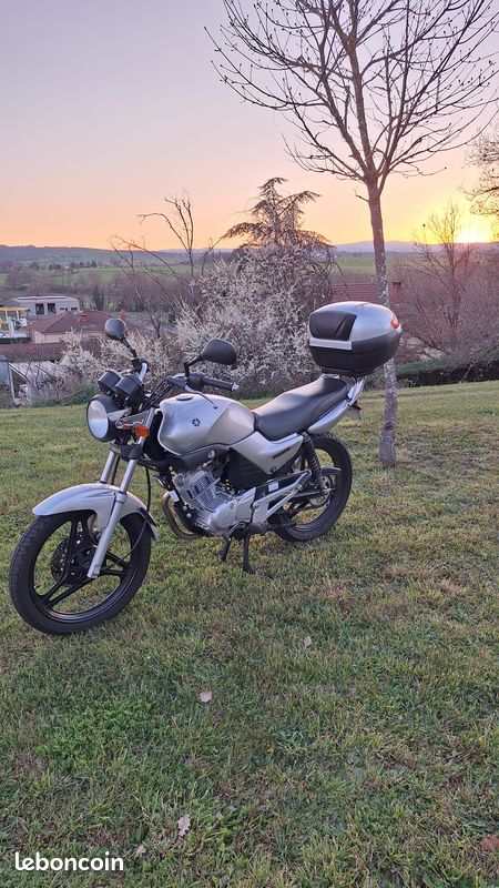 Yamaha YBR 125 - Très bon état - Top case (image 1)