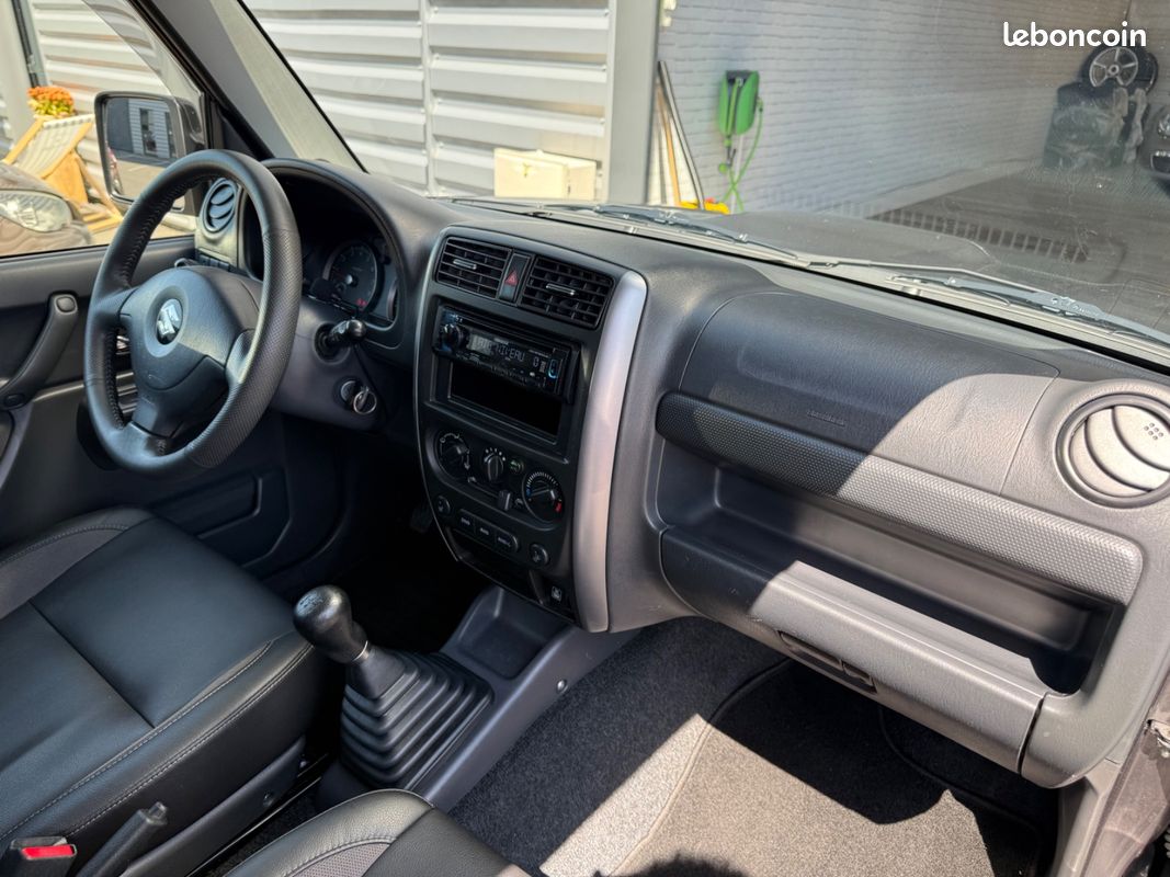 SUZUKI JIMNY JX Ranger Edition 1.3i VVT 86ch SUIVI COMPLET SUZUKI + Attelage + Galerie (image 19)