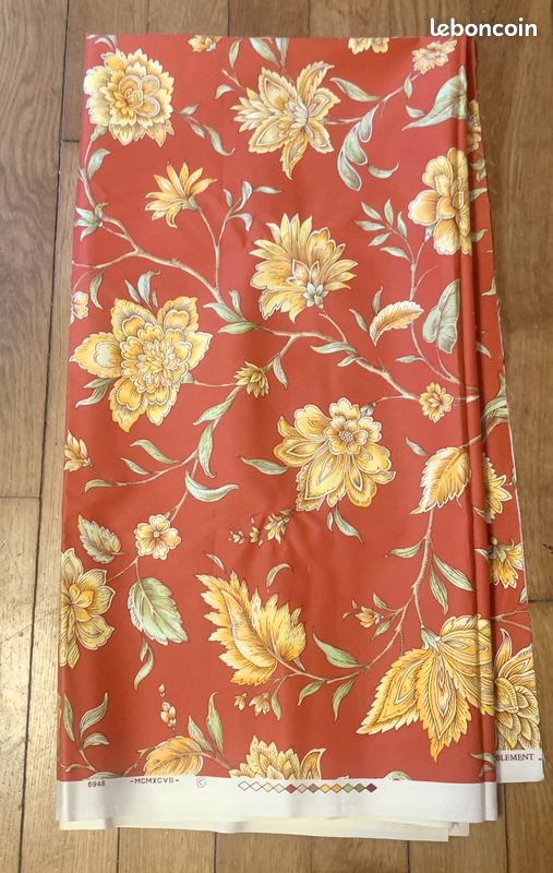 Coupon de tissu fleurs (image 1)