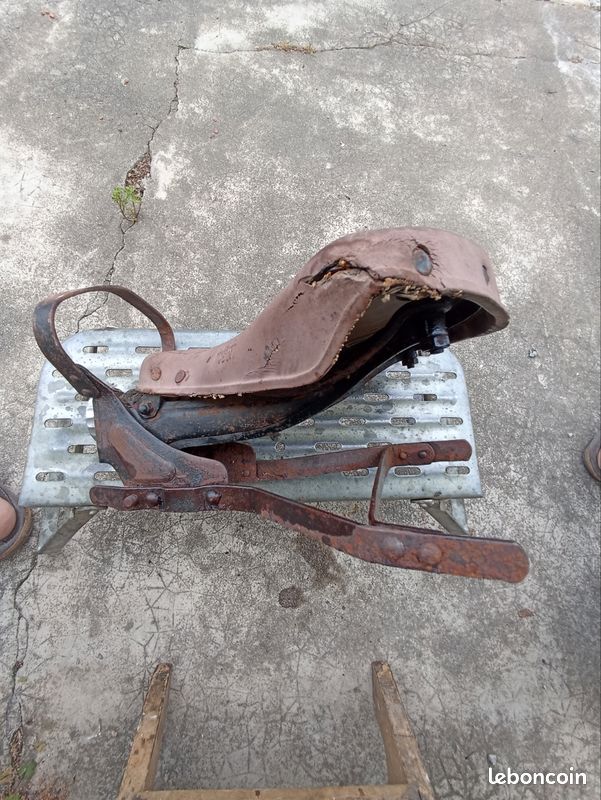 Selle moto ancienne V&W avec son support (image 2)