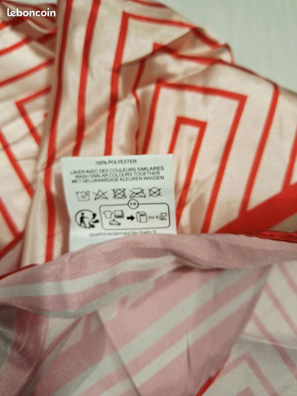 Foulard satin chic graphique rouge neuf avec pochette (image 5)