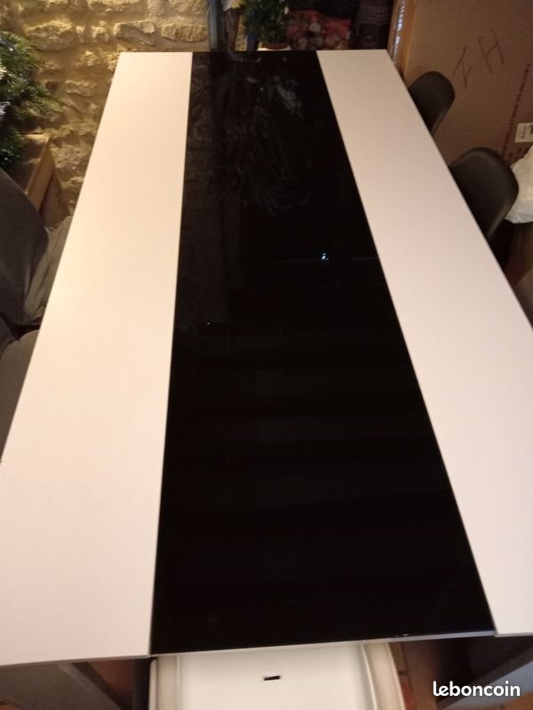 Table blanche avec carreau noir (image 1)