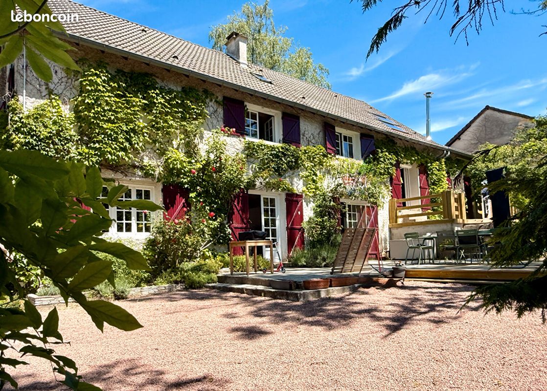 Maison 7 pièces 220 m² · à Busset · 220 m² · 530 000 €