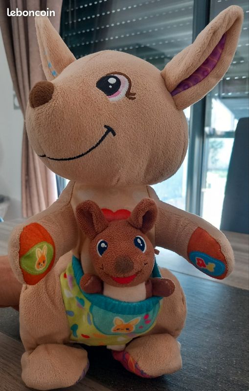 Maman kangourou-love et son bébé. Peluche interactive sauteur VTECH (image 1)