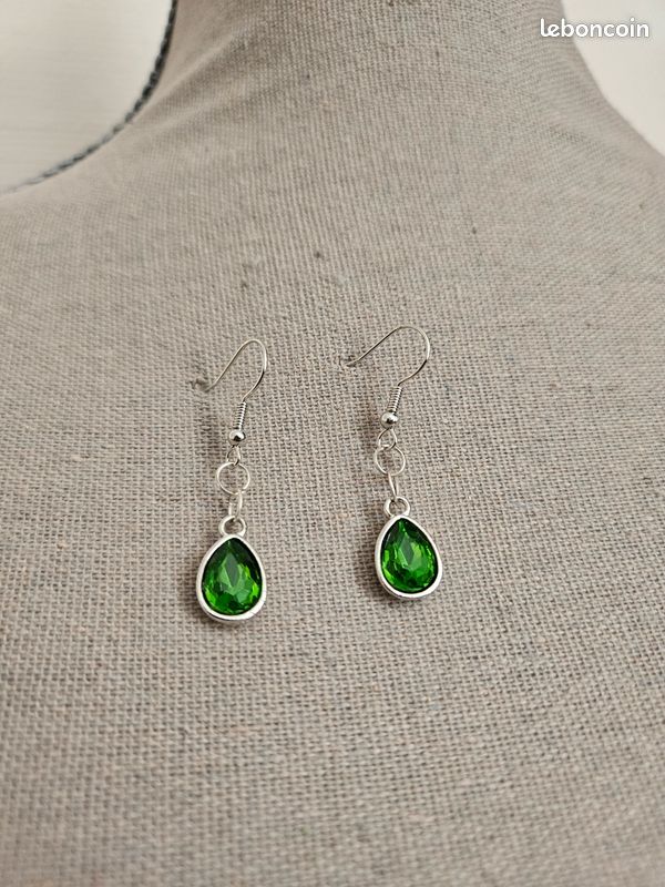 Boucles D'oreilles Pendantes Art Deco En Vert émeraude. Lovely