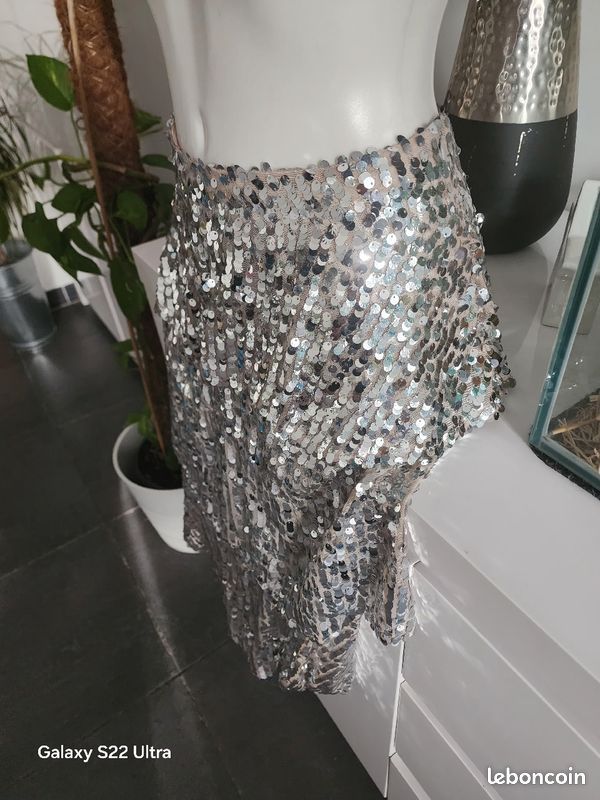 Une jupe longue à paillettes argentées taille S Marque Zara
