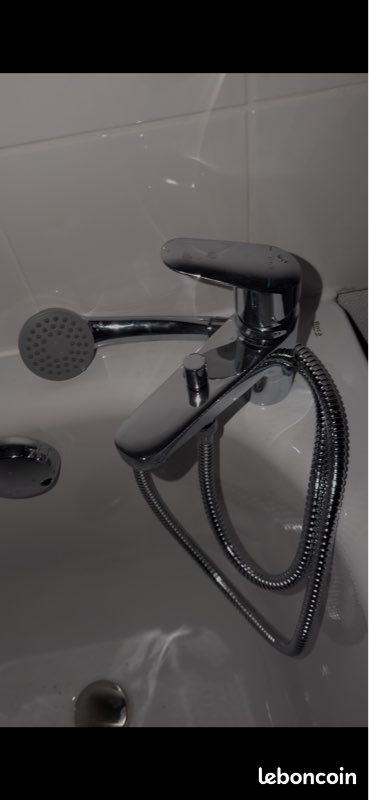 Meuble double vasque neuf baignoire neuve Toilettes occasion 100 le double vasque 130 la baignoire avec le robinet neuf prix négociable, si vous prenez tout et à venir récupérer à domicile (image 4)