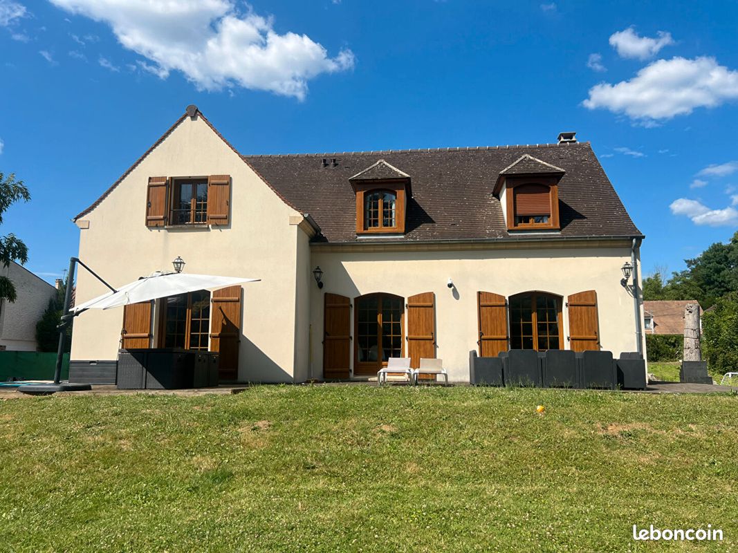 Maison 8 pièces 235 m² · à Fosses · 235 m² · 585 000 €