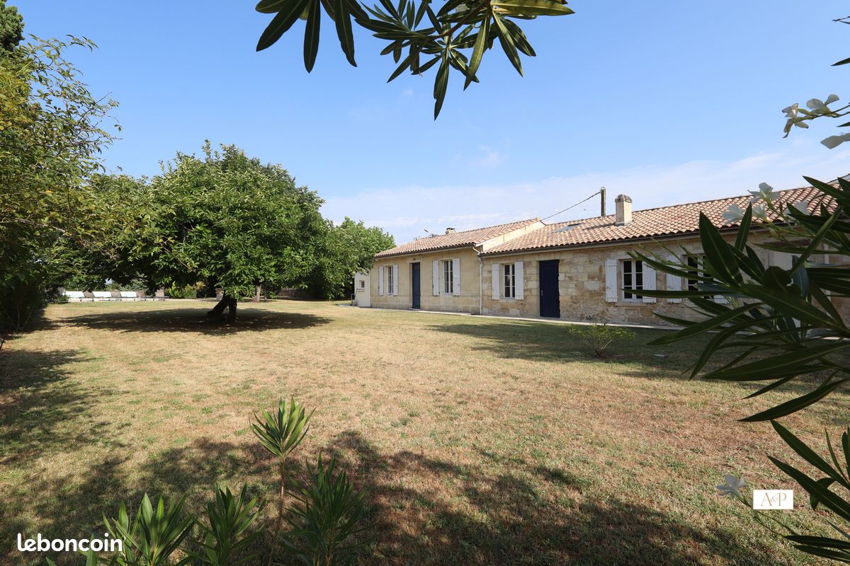 Maison 9 pièces 256 m² · à Cussac-Fort-Médoc · 256 m² · 273 000 €