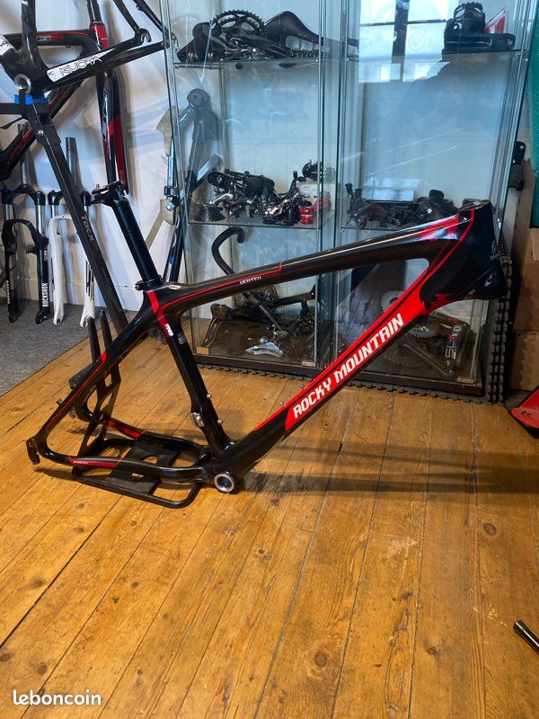 Cadre VTT Carbone Super Léger 26 Pouces - Taille 14", Freins à Disque, Rigide