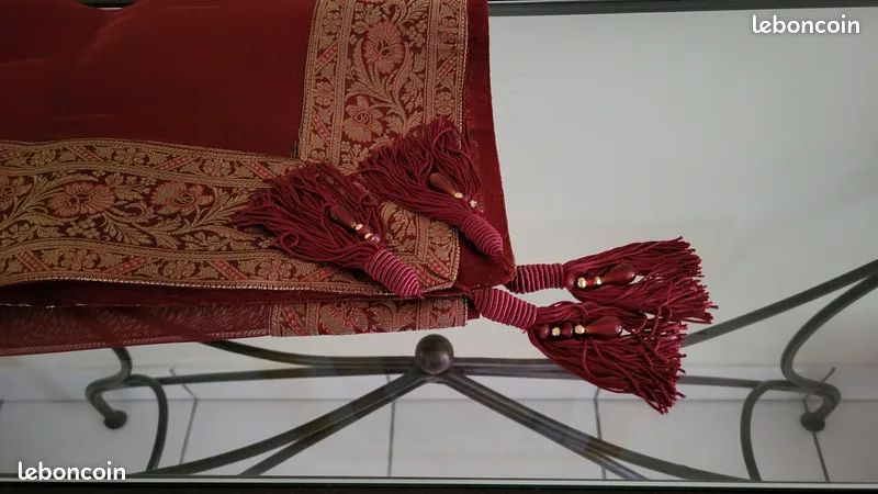 Sur nappe carré brodé couleur bordeaux (image 2)